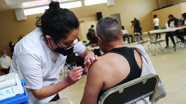 Dos hombres se disfrazan de ancianos para vacunarse en México, pero terminan en prisión | Ñanduti