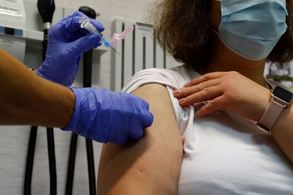 España suspendió la aplicación de la vacuna de AstraZeneca en menores de 60 años | Ñanduti