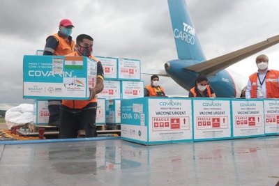 Crónica / Empezarán ya a pinchar con vacunas de la India