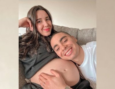 Crónica / Almirón llena de mimos a su bebé y su lapa