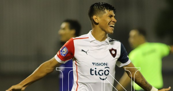 La Nación / “Ser campeón y goleador”