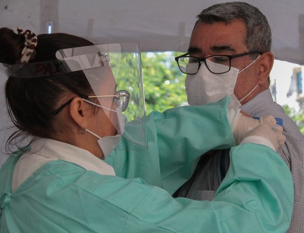 Más de 30 mil profesionales de salud faltan por inmunizar | El Independiente