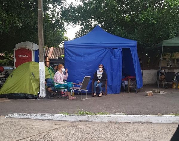 Familiares de pacientes urgen por anticoagulantes en el Hospital de Lambaré - Nacionales - ABC Color