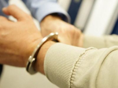 Cuatro detenidos por no dar paso a camioneta que trasladaba a enfermo