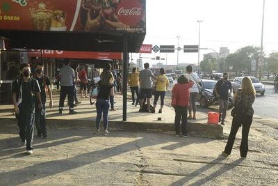 Pasajeros siguen aglomerándose en las paradas - Nacionales - ABC Color