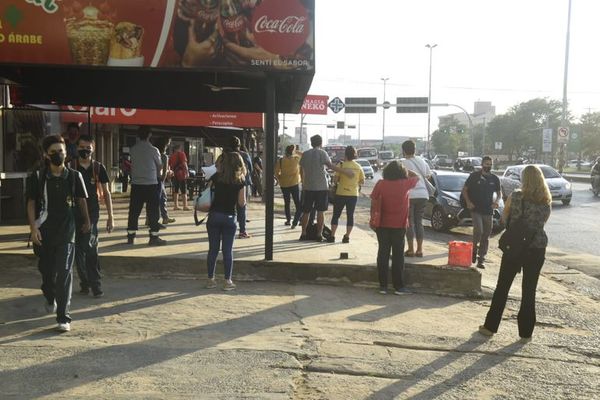 Pasajeros siguen aglomerándose en las paradas - Nacionales - ABC Color