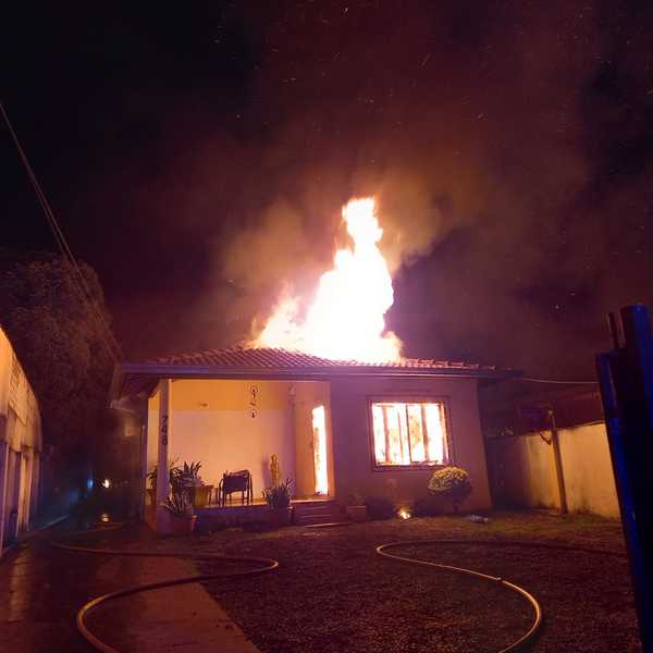 Corto circuito provoca incendio de una casa en Ciudad del Este - La Clave