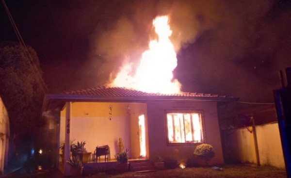 Fuego reduce vivienda a cenizas durante la madrugada