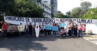 La Nación / Trabajadores de Clínicas piden más vacunas, medicamentos y personal de salud