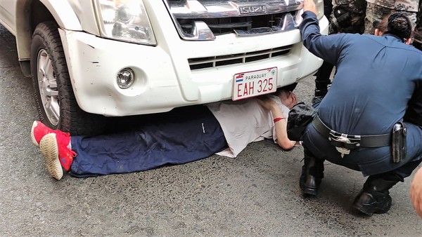 Patética imagen de policías ridiculizados por obra de un gobierno fallido que perdió el respeto ciudadano - La Mira Digital