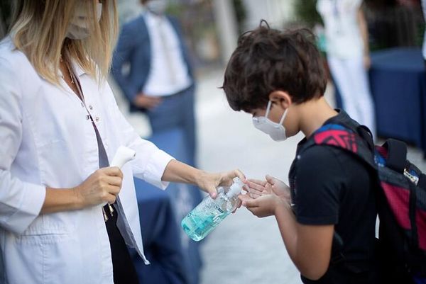 Casi 100 docentes murieron por COVID-19: 'Alguien dijo que el virus no estaba en los colegios…'