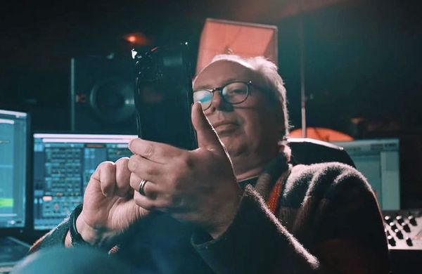 El compositor Hans Zimmer explora nuevos horizontes: ringtones para smartphones