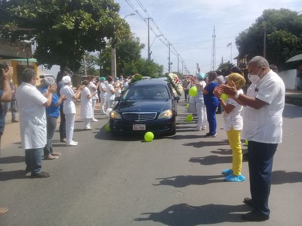 Emotiva despedida a enfermera del IPS de San Antonio que falleció por Covid-19 - Nacionales - ABC Color