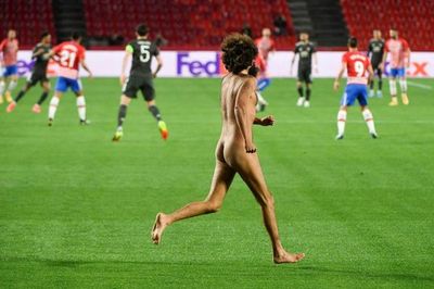 Se juega sin público, pero igual se coló desnudo al partido