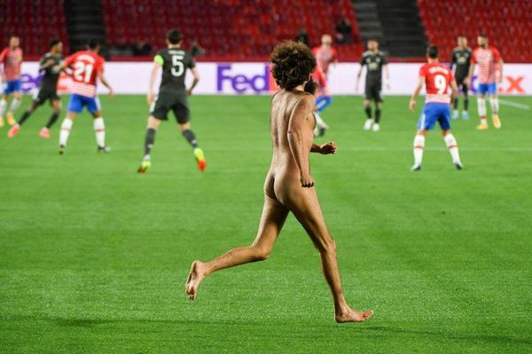 Se juega sin público, pero igual se coló desnudo al partido