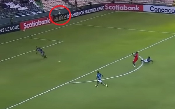 El increíble gol desde fuera del área, pero en contra