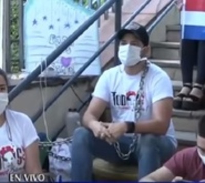 Padres de Bianca continúan encadenados frente a Salud - Paraguay.com