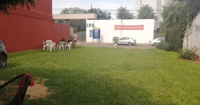 La Nación / Ofrecen ayuda a familiares de internados en IPS Ingavi: “Estamos enfrente para ayudar”