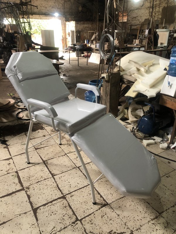Fabrican camillas reclinables para paliar escasez de camas en hospitales