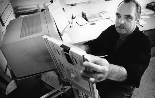 Falleció Gene Youngblood, teórico del cine expandido