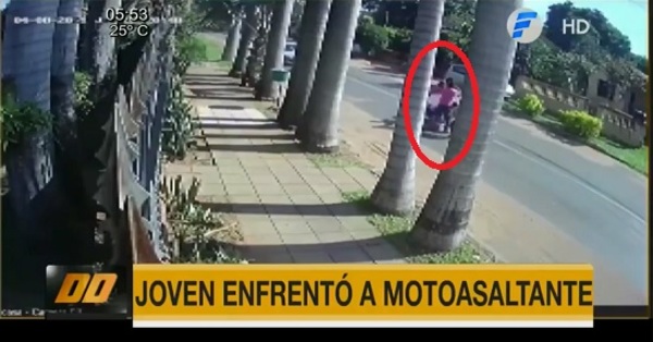 Mujer se enfrenta a motoasaltante y logra recuperar sus pertenencias