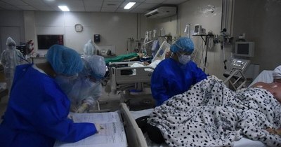 La Nación / Camas llenas y personas esperando: “No hay más lugares”, advierten
