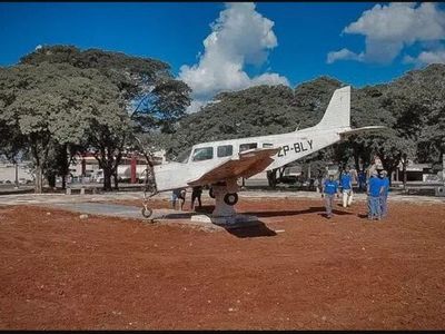 Avión de narco paraguayo es convertido en un monumento en Brasil