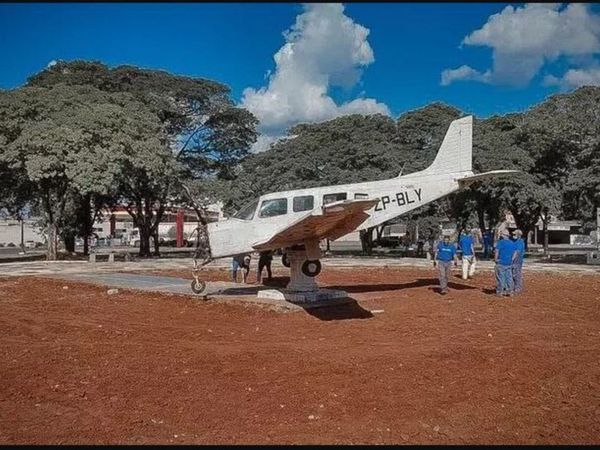 Avión de narco paraguayo es convertido en un monumento en Brasil