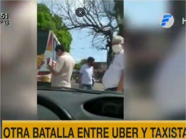 Taxistas acorralan a conductora de Bolt y Uber en San Lorenzo