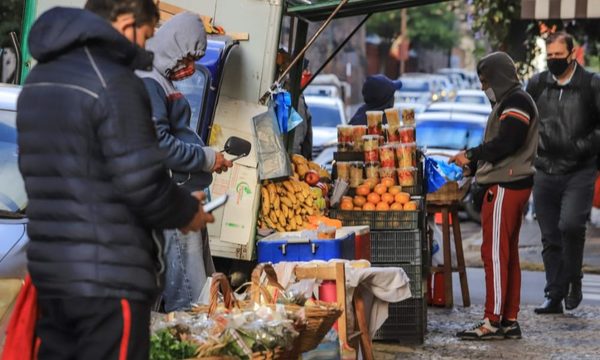 Jóvenes latinoamericanos buscan trabajo