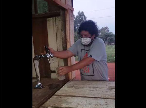 Video. “Kelembu” regala a sus vecinos 500 litros de birra