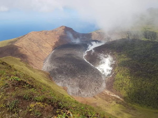 Miles de evacuados en el Caribe: entró en erupción un volcán en la isla de San Vicente y las Granadinas | .::Agencia IP::.