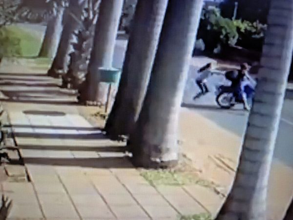 Mujer derriba a ladrón de su moto e impide que la asalten | OnLivePy
