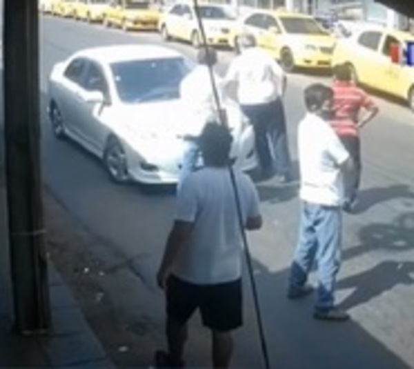 Taxistas impiden paso a conductora de plataforma - Paraguay.com