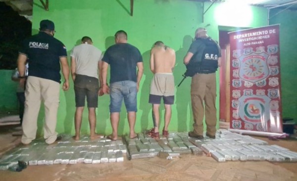 Paraguayos y brasileño detenidos con droga en allanamiento