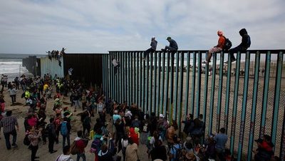 Récord de niños migrantes no acompañados en frontera de EE.UU. con México