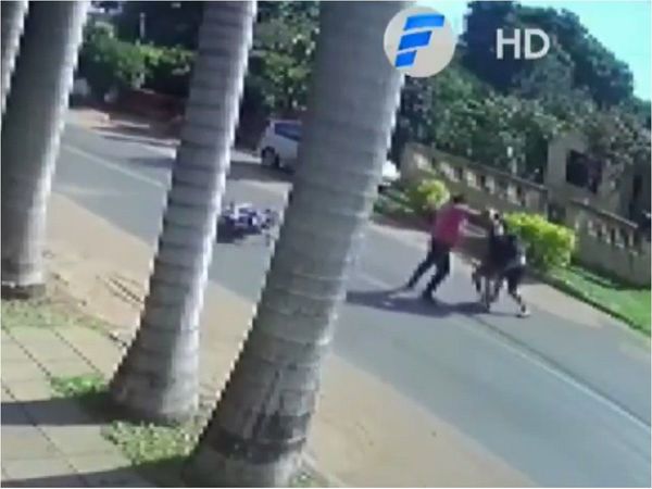 Una joven se resiste a un robo y se enfrenta a motochorro en Capiatá