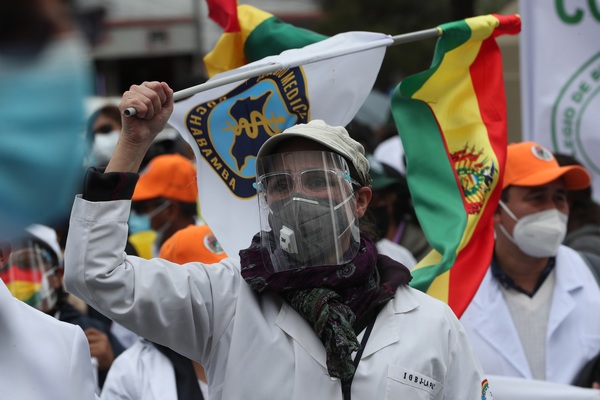 Médicos bolivianos hacen pausa en su huelga en pos de diálogo con el Gobierno - MarketData