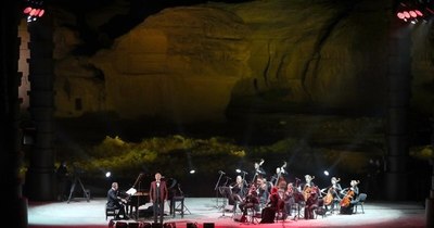 La Nación / Andrea Bocelli dio un concierto inédito en medio del desierto