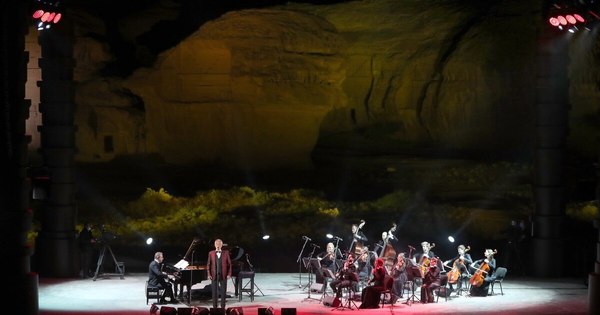 La Nación / Andrea Bocelli dio un concierto inédito en medio del desierto