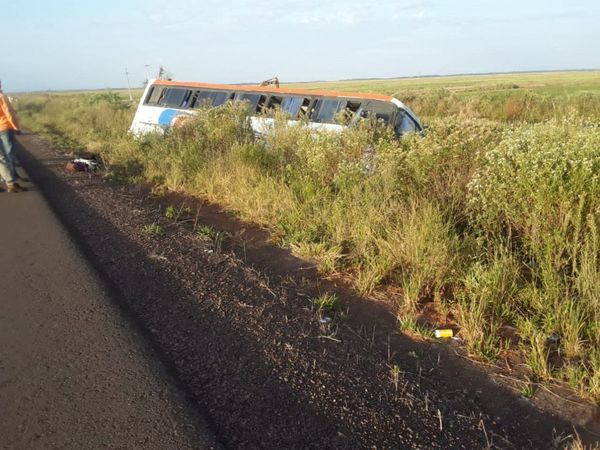 Colectivo casi vuelca en un esteral en San Ignacio