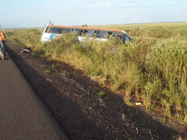 Colectivo casi vuelca en un esteral en San Ignacio