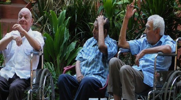 Desde hoy vacunan contra Covid a ancianos y adultos encamados - Noticiero Paraguay