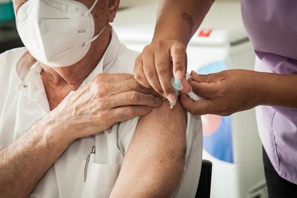 Hoy vacunaran a ancianos y adultos que están con inhabilidad física. – Prensa 5
