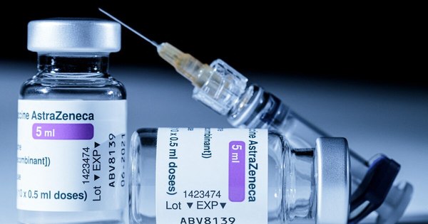 La Nación / Suspenden aplicación de la vacuna AstraZeneca en menores de 55 años