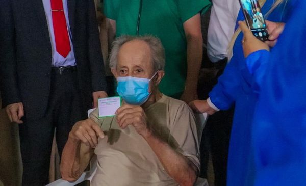 Empieza vacunación a adultos mayores del Hogar Santo Domingo - Nacionales - ABC Color