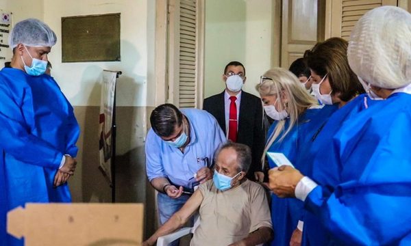 Abuelitos del hogar Santo Domingo fueron los primeros en inmunizarse