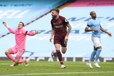 Con uno menos y apenas dos disparos al arco, el Leeds venció al Manchester City