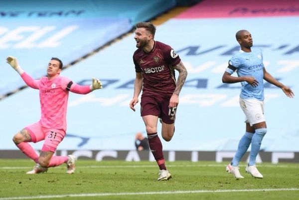 Con uno menos y apenas dos disparos al arco, el Leeds venció al Manchester City