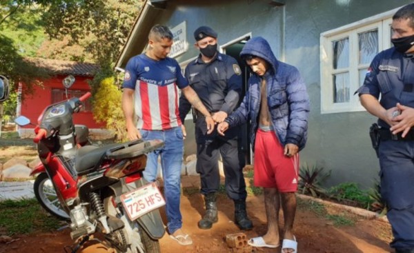Atrevidos “motochorros” son detenidos tras asalto